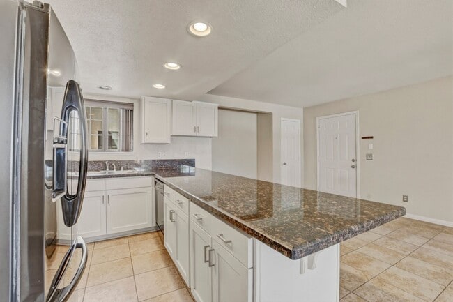 Building Photo - Upgraded 2 bedroom 2 bath upstairs condo
