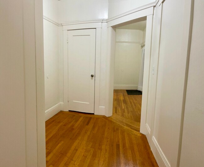 Building Photo - 564 53rd St