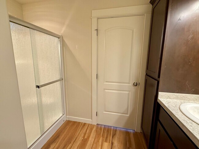 Building Photo - 4 Bedroom Home: Fenced Backyard & Great Location!