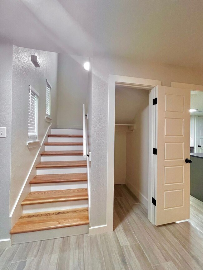 Building Photo - 1226 Royal Crest Dr
