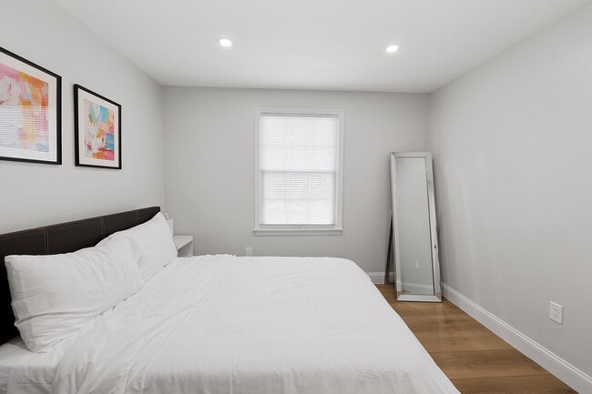 Building Photo - 5912 36th Ave