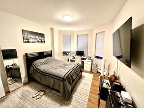 Building Photo - 829-833 Beacon Unit 304