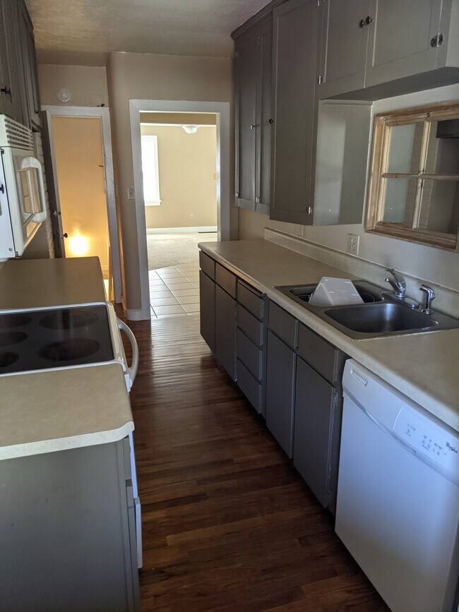 Building Photo - 2227 N Grand Ave