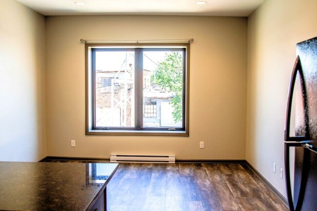 Building Photo - 209 N Maple St