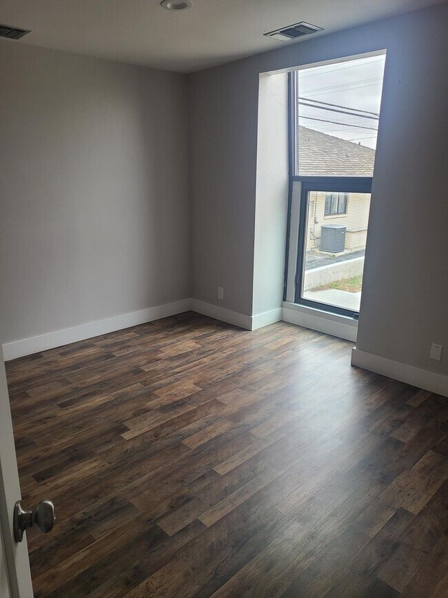 Building Photo - 17th St 6 Plex