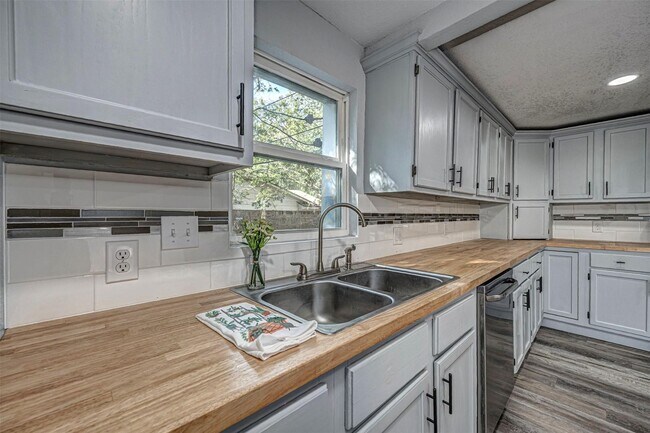 Building Photo - Beautifully updated 4 bed / 2 bath home