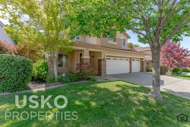 Building Photo - "Spacious 4-Bedroom Retreat with 2.5 Baths...