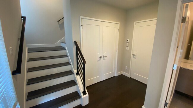 Building Photo - Modern 4BR Townhome in Prime Bellevue | AC | Bellevue Schools | Minutes to Microsoft