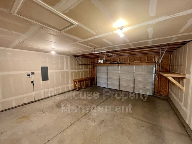 Building Photo - 1042 E 25th St