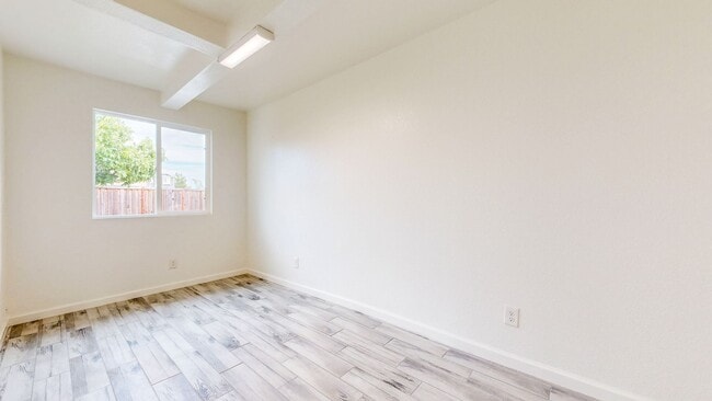 Building Photo - 2113 Dennis Ln