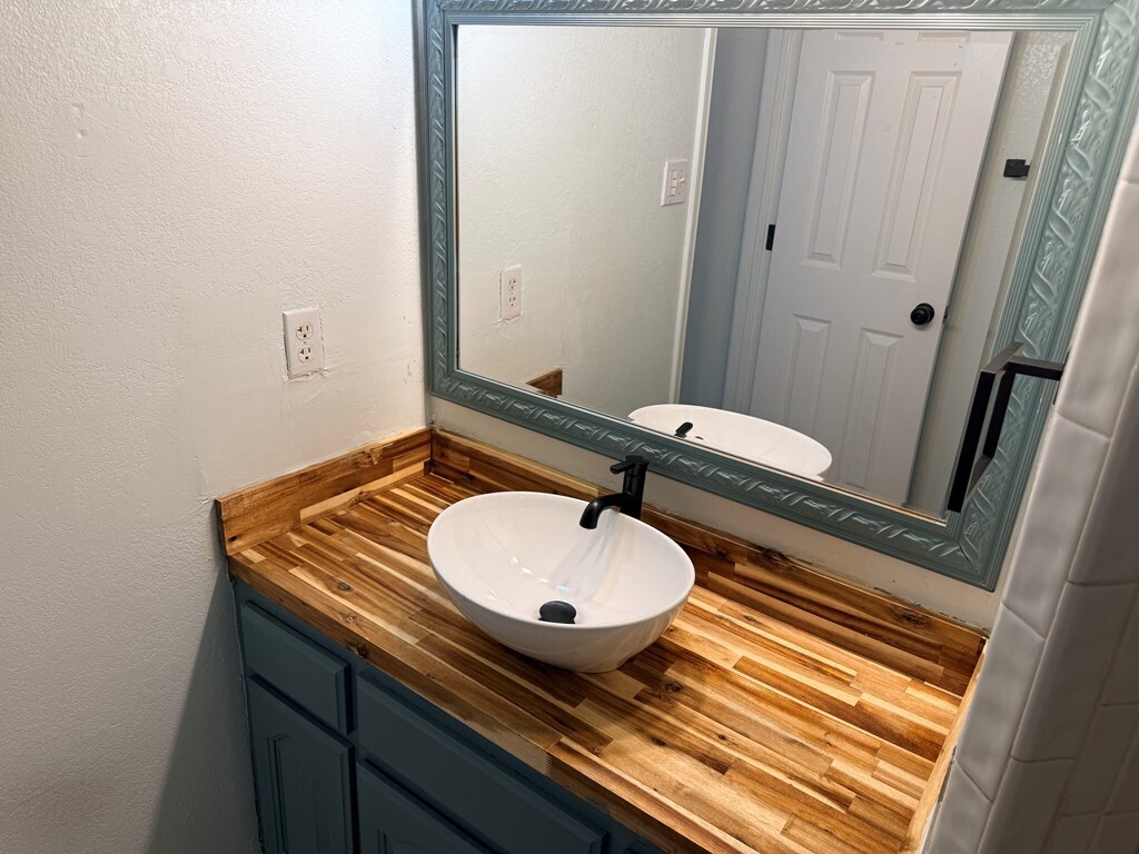 Building Photo - 2501 Redbud Ave