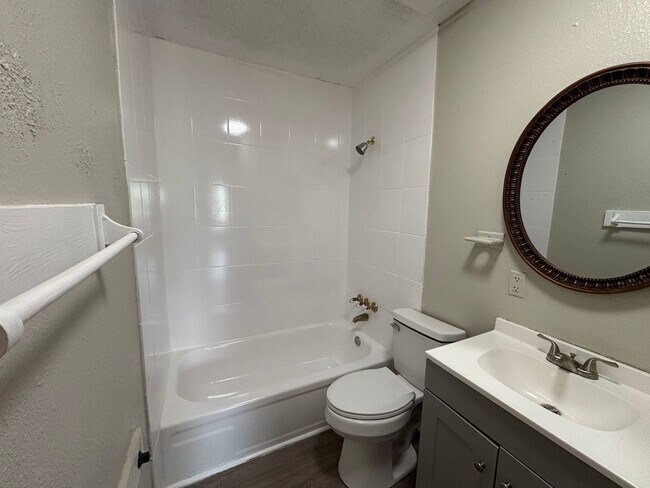 Building Photo - Lovely 5 Bedroom 2 Bathroom with a Fenced Backyard!