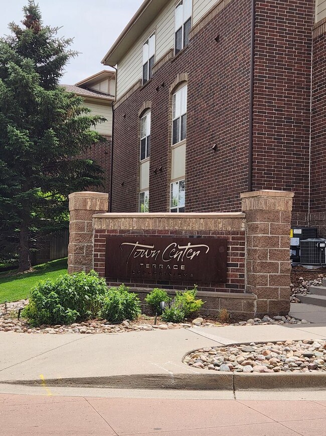 Building Photo - 3rd floor condo close to Cherry Creek Reservoir and DTC!