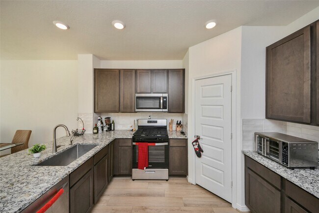 Building Photo - 4852 Sun Fls Dr