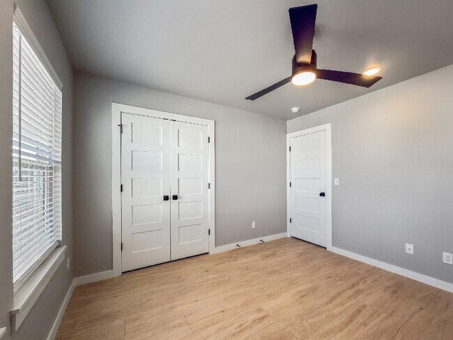 Building Photo - 2610 Crescent Ave