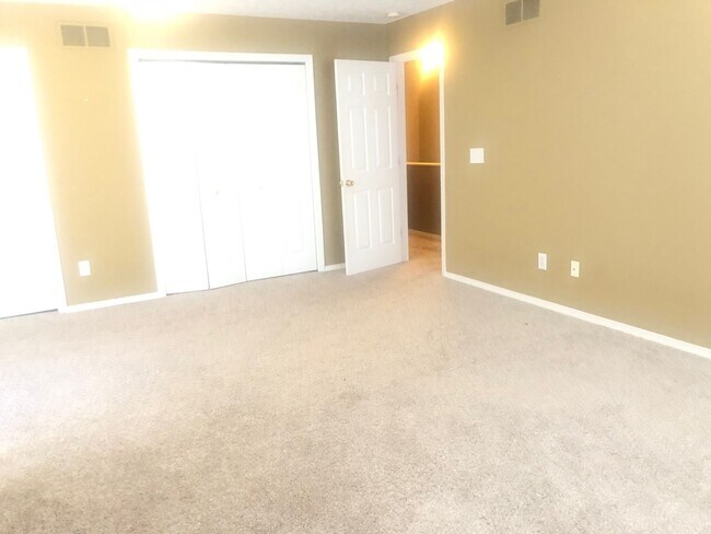 Building Photo - Great 2 BR 4 bathroom townhouse in Bloomington