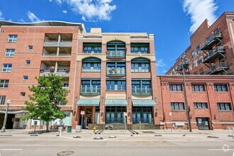 Building Photo - $2,500 - 1 Bed 1 Bath Condo with Central A...