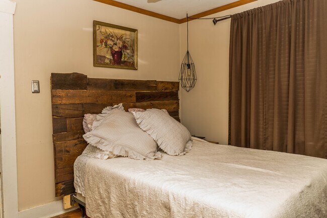 Building Photo - Centrally located bungalow!