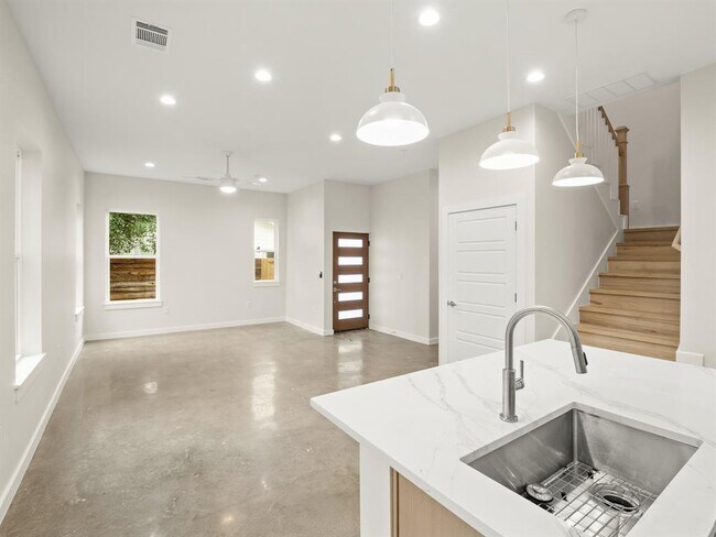 Building Photo - 1165 Nickols Ave