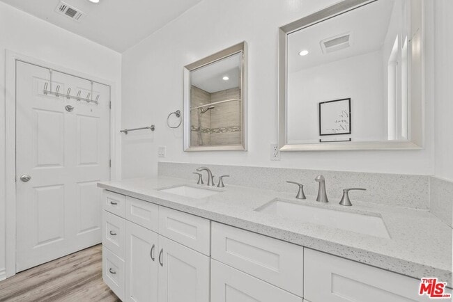 Building Photo - 6712 Cedros Ave