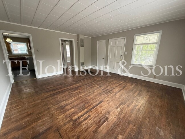 Building Photo - 1 Bedroom Duplex with Classic Charm on E 25th St