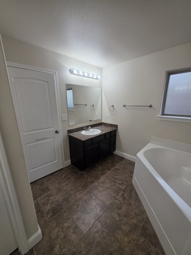 Building Photo - 3 bed 2 bath home with 2 car garage in Legends Park!