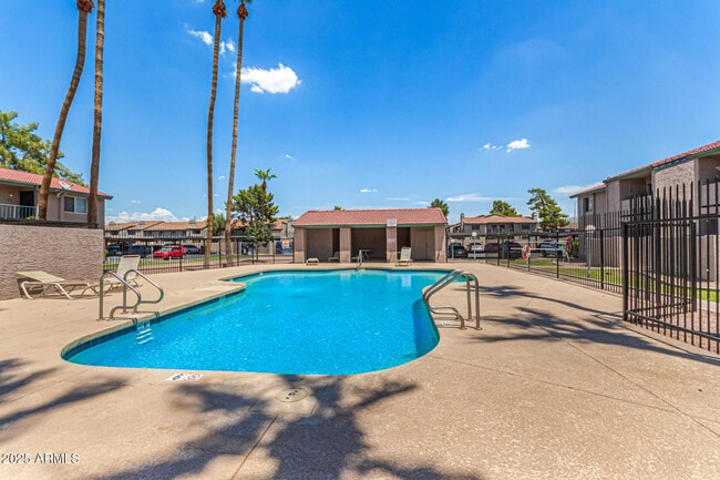 Building Photo - 623 W Guadalupe Rd