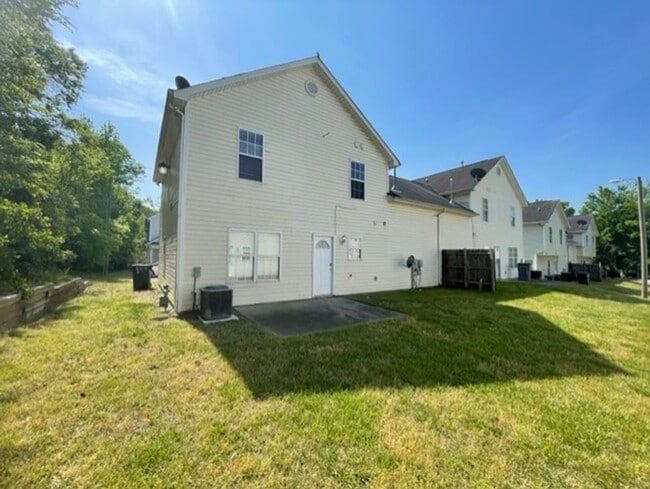 Building Photo - Must see this 4 bedroom 2.5 bath townhouse...