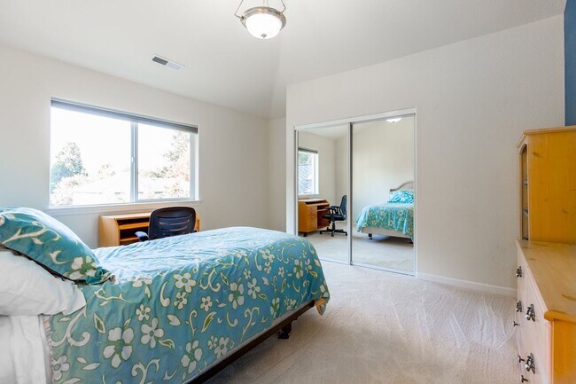Building Photo - $6,750.00 / 3br - 2200ft 2 Custom Home, 2 miles(beach) Rio Delmar school