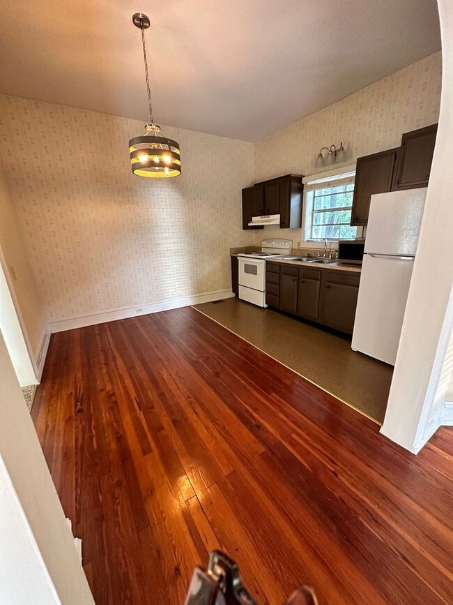 Building Photo - Downtown Fernandina Beach! Sunny 2 Story!