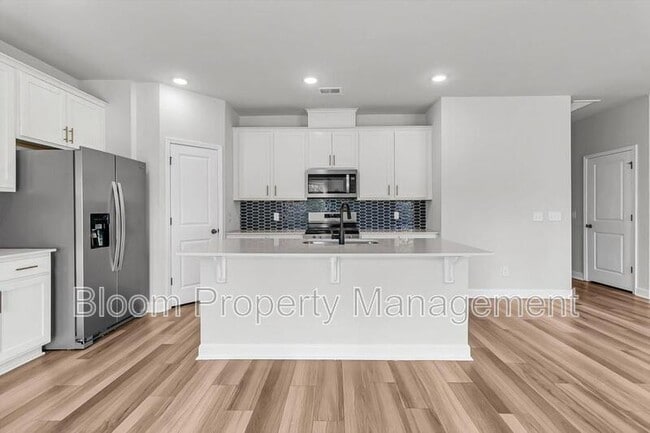 Building Photo - 247 Lucca Dr