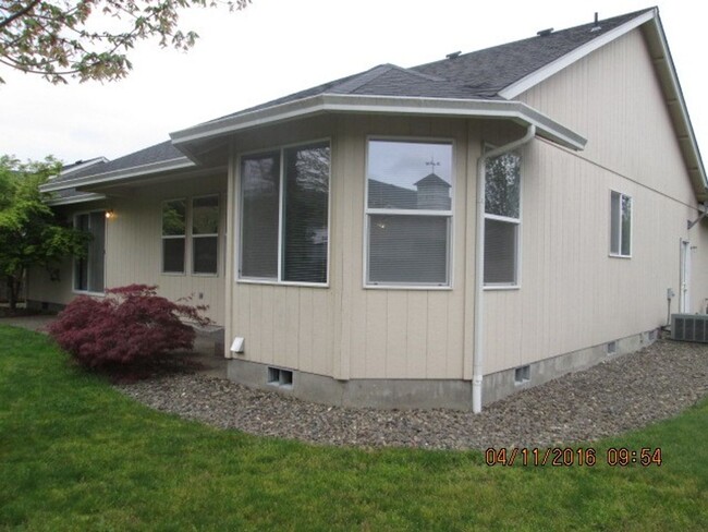 Building Photo - Wonderful 3 bedroom 2 bath home with garag...