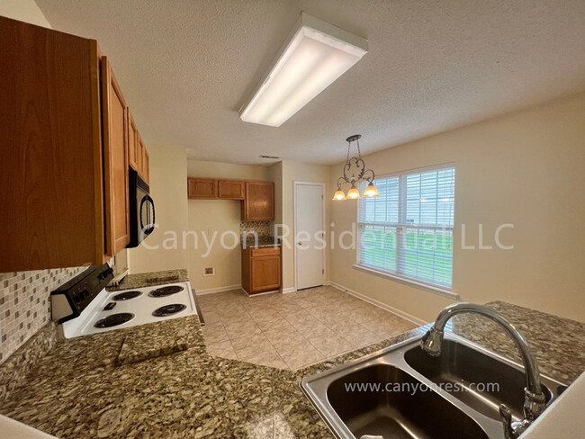 Building Photo - Beautiful 3b Room! Move in ready!