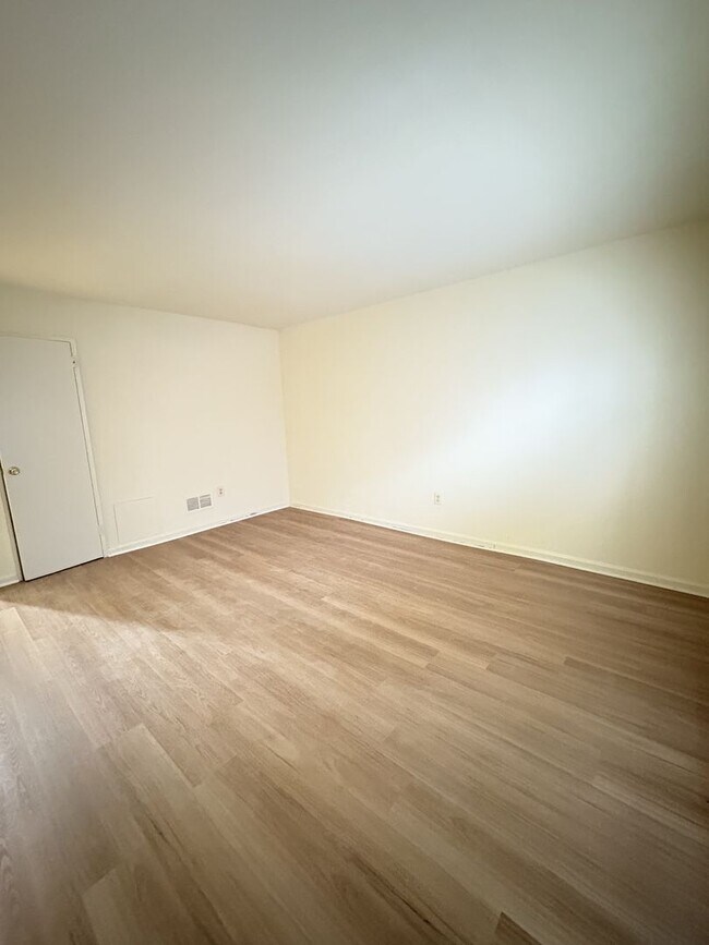 Interior Photo - 829 RCC