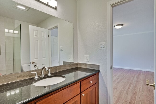 Building Photo - Excellent 3 Bedroom 2 Bath In A Great Neig...