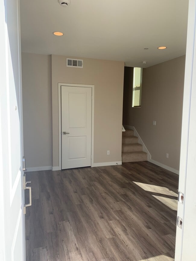 Building Photo - Modern 3 Bed/ 4 Bath, Detached, Private Dr...