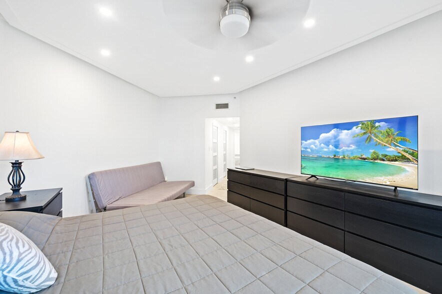 Building Photo - 16485 Collins Ave