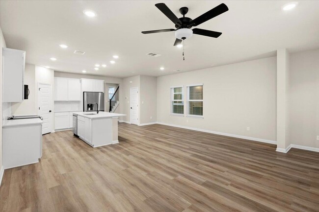 Building Photo - 5900 Whisper Creek Dr