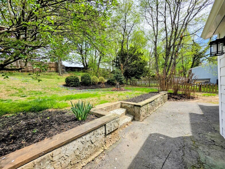 Building Photo - 607 Beaver Valley Pike