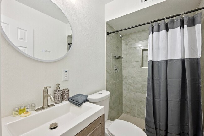 Building Photo - 3101 N 40th Dr