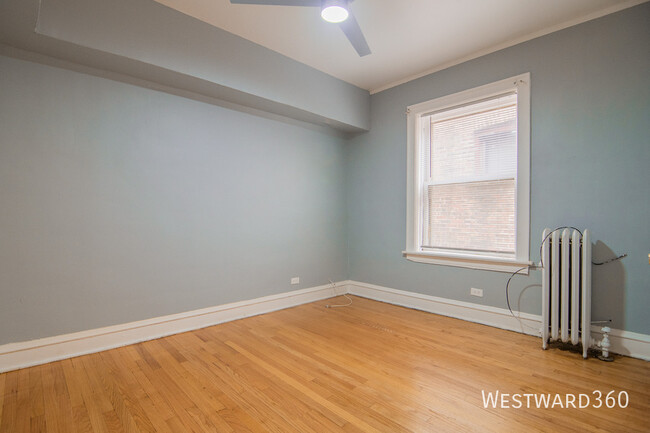 Building Photo - Spacious 3BR/1BA Apartment in South Shore ...