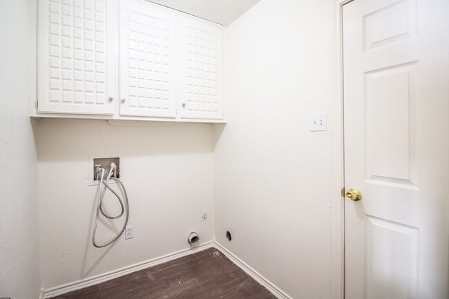 Building Photo - Charming 3 Bedroom 2 bathroom house!!