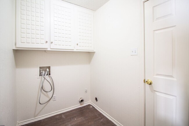 Building Photo - Charming 3 Bedroom 2 bathroom house WITH SOLAR