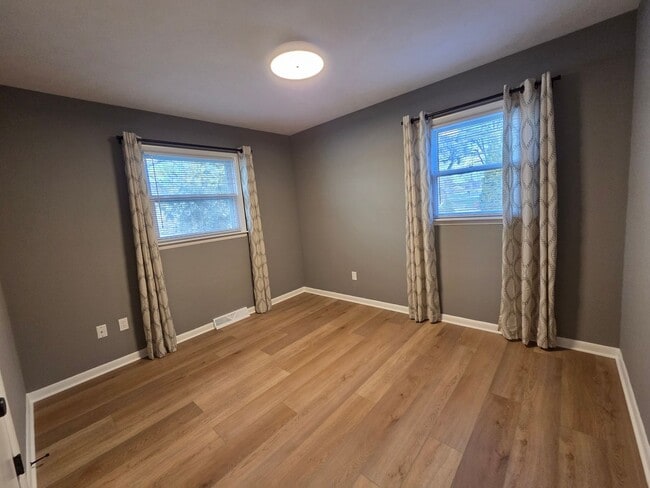 Building Photo - Beautiful 4 bedroom in Forest Hills