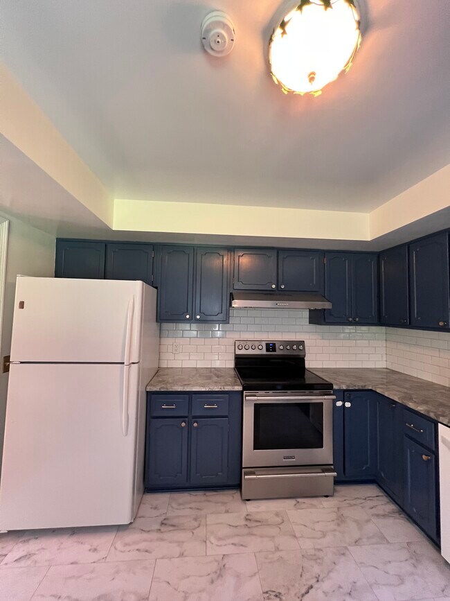 Building Photo - 680 Overland St