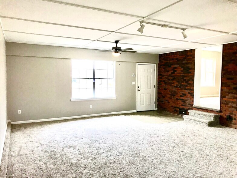 Den area - 9225 Amos Rd