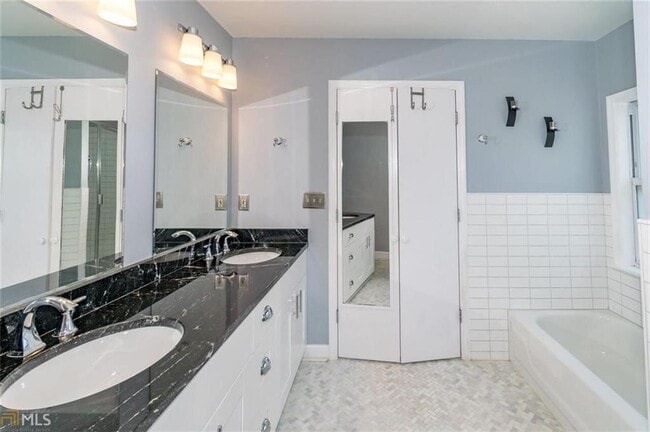 Building Photo - 330 Broken Lance Pl