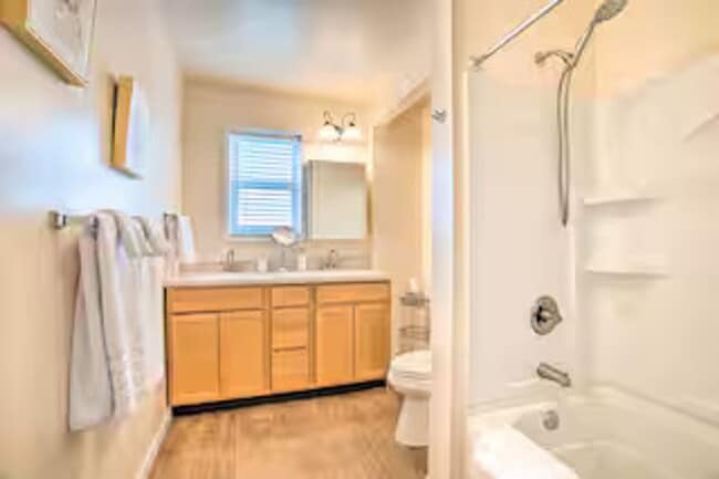 Building Photo - 5 Bed 3 Bath House! For Rent!!!