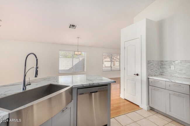 Building Photo - 8338 W Paradise Dr