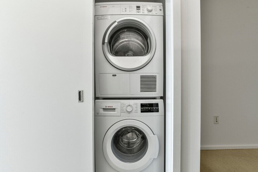 Building Photo - 2 Earhart St